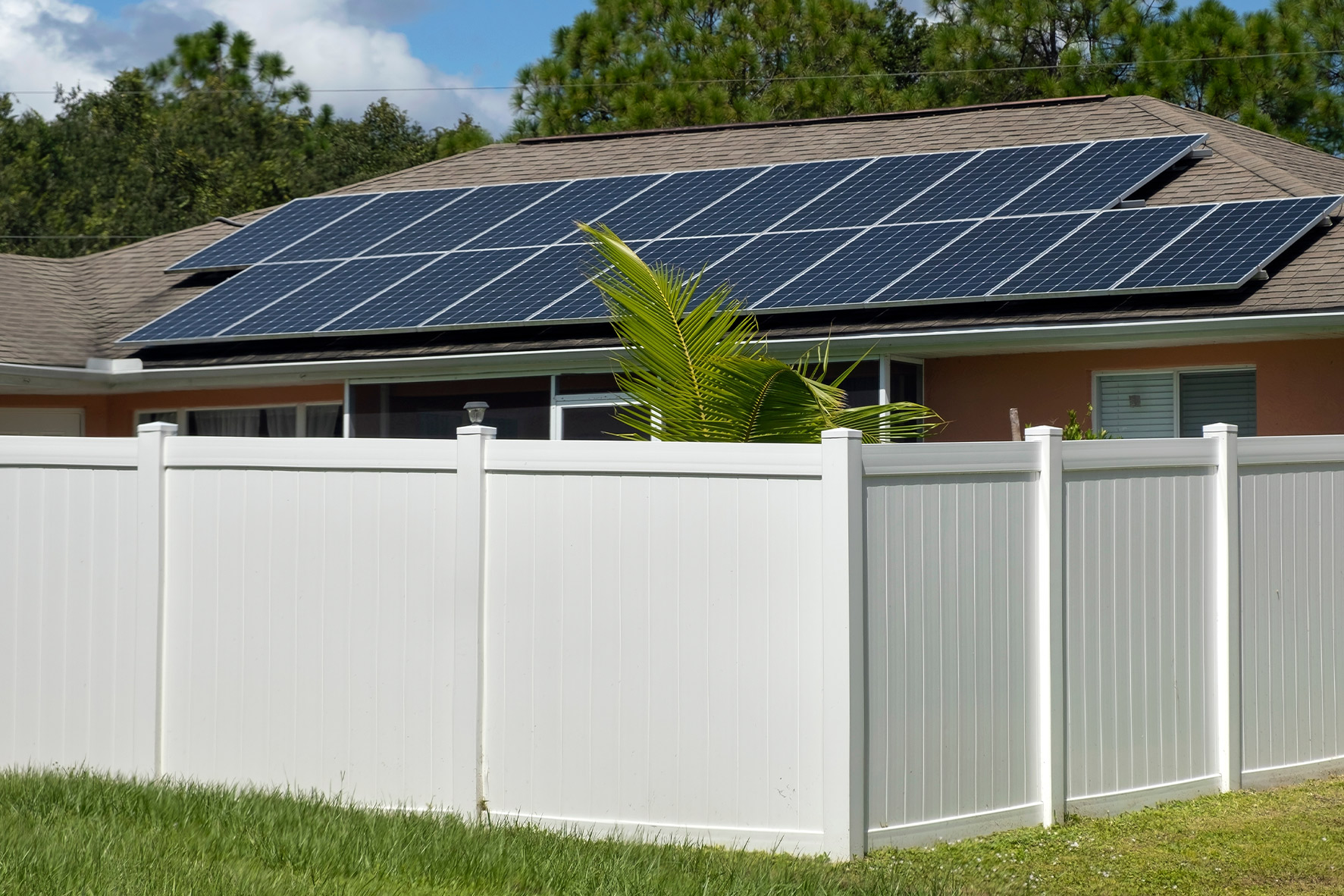 Why Premium Vinyl Fencing Beats Big Box Options Every Time